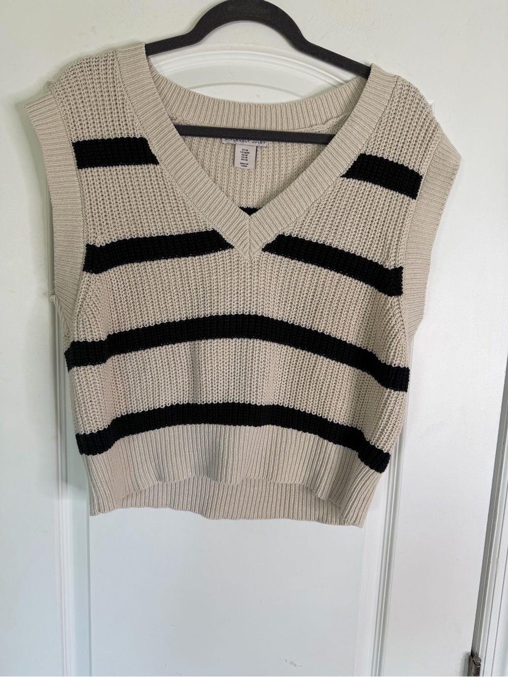 Sincerly Jules Cream & Black Striped Sleeveless V-Neck Striped Sweater Vest Sz M